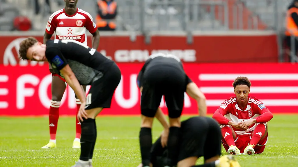Sima-Suso-hinten-rechts-fehlt-Fortuna-Duesseldorf-verletzt