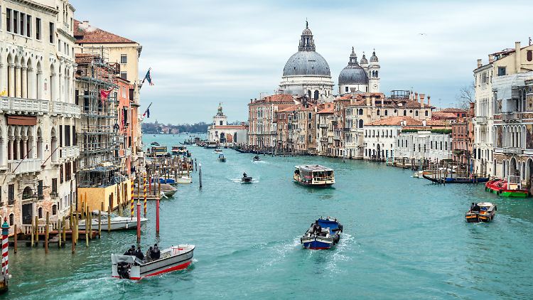 Viele Einheimische sind seit Jahren über den Massentourismus in Venedig verärgert.