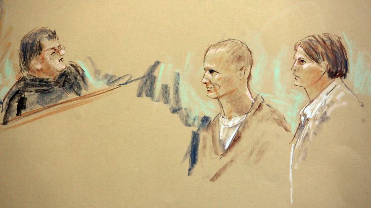 Jared Loughner (M.) vor Gericht. Links Richter Anderson, rechts Anwältin Clarke.