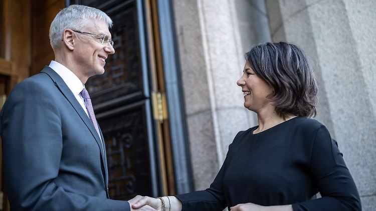 "Die baltischen Staaten können sich zu 100 Prozent auf Deutschland verlassen", sagt Außenministerin Annalena Baerbock Lettlands Außenminister Edgars Rinkevics in Riga.