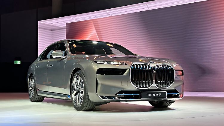 Der neue BMW 7er strahlt aus neuen Augen und präsentiert sich mit großer und steil aufragender Niere.