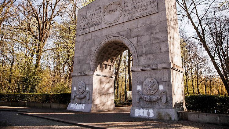 Die Schmierereien im Treptower Park wurden zunächst notdürftig überstrichen.
