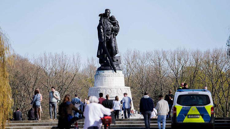 Stein des Anstoßes: Zweimal hintereinander brachten Unbekannte am sowjetischen Ehrenmal im Berliner Treptower Park Schriftzüge an.