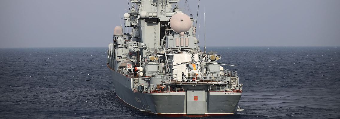 Die "Moskwa" in der Nähe des Hafens von Tartus in Syrien (Archivbild).