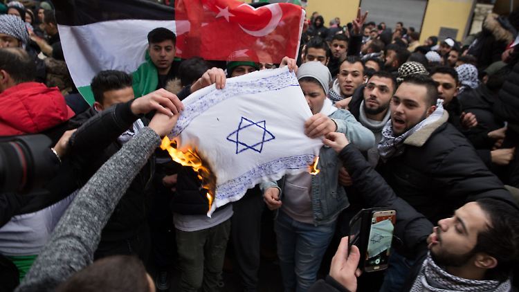 So offen wie hier auf einer Berliner Demonstration im April 2022 tritt Antisemitismus nicht immer zu Tage.