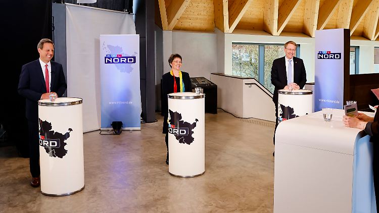 Thomas Losse-Müller, Monika Heinold und Daniel Günther beim Triell von RTL Nord im Freilichtmuseum Molfsee.