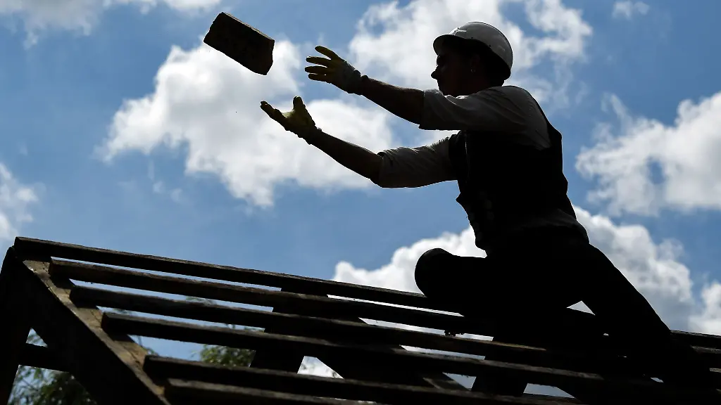 Arbeiten-an-Daechern-erfordern-besondere-Vorsicht-Immer-wieder-kommt-es-zu-Unfaellen