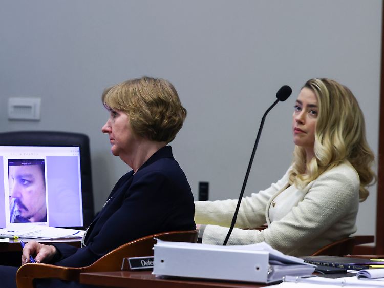 Amber Heard zeigte während der Aussagen ihres Ex-Mannes nur wenige Emotionen.