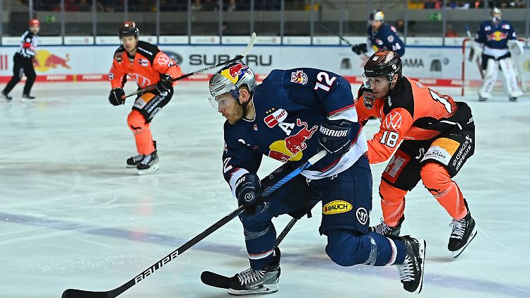 Münchens Benjamin Smith (l.) kämpft mit Wolfsburg Anthony Rech um den Puck