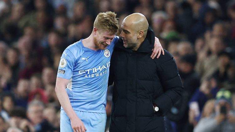 Kevin de Bruyne und Joesp Guardiola haben nach dem Sieg gegen Brighton & Hove Albion offenbar beste Laune.