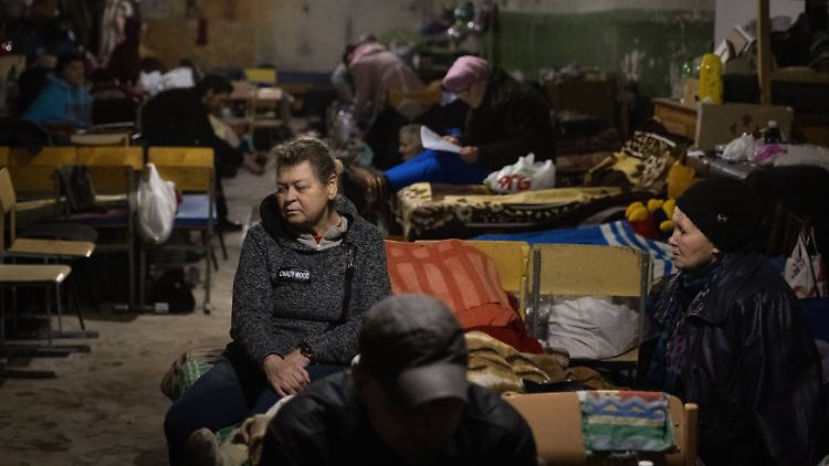 Menschen in Luhansk suchen Schutz in einem Bunker.