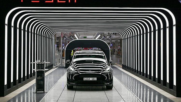 Präsentation eines Teslas, der in Grünheide in Brandenburg vom Band rollt. Noch müssen Tesla-Fans tief in die Tasche greifen für einen Tesla. Ändert sich das jetzt?