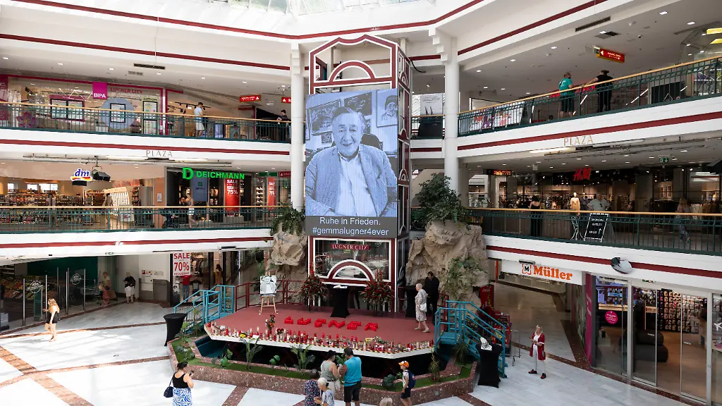 Im-Einkaufszentrum-Lugner-City-haengt-ein-riesiges-Portraet-von-Richard-Lugner-Nach-seinem-Tod-liegt-seit-Dienstagnachmittag-dort-auch-ein-Kondolenzbuch-aus