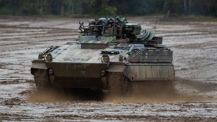 100 "Marder", die an die Ukraine geliefert werden könnten, sind ausgemustert und stehen beim Hersteller Rheinmetall.