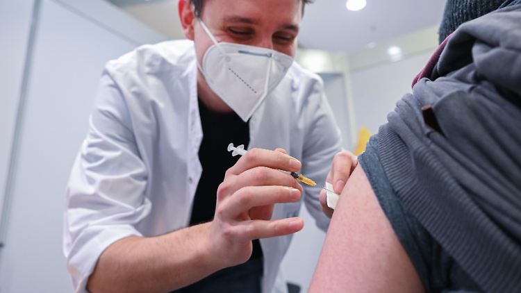 Eine Herzmuskelentzündung (Myokarditis) nach einer Covid-Impfung trifft laut einer europäischen Studie eher junge Männer - aber auch bei ihnen ist das Risiko gering.