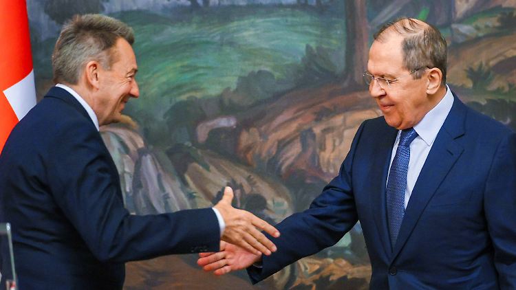 Zuletzt sorgte der Handschlag zwischen dem russischen Außenminister Sergei Lawrov (r.) und Peter Maurer, Präsident des Internationalen Komitees des Roten Kreuzes, für Kritik von ukrainischer Seite.
