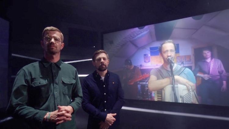 Ein besonderer TV-Moment: Joko Winterscheidt (l.) und Klaas Heufer-Umlauf schalten eine Band live aus einem Bunker in der Ukraine zu.