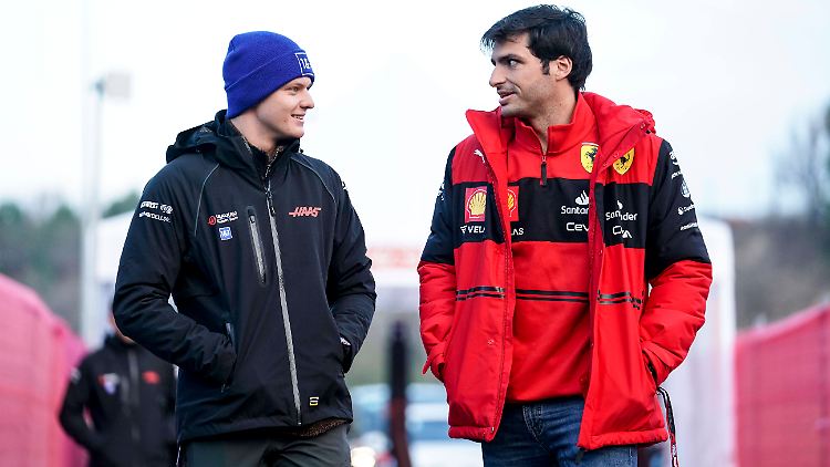 Carlos Sainz (r.) ist Stammfahrer bei Ferrari, da muss Schumacher als Mitglied der Nachwuchsakademie zurückstecken.