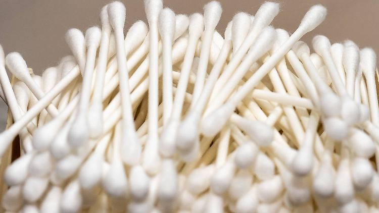 Öko-Test hat 25 Wattestäbchen-Produkte aus Papier oder Bambus mit einem Wattekopf aus Baumwolle in Drogerien, Discountern, Supermärkten und Bio-Märkten eingekauft.