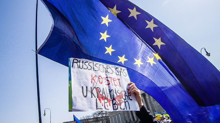 Viele Menschen in der EU fordern ein sofortiges Energieembargo - die Politik kommt dieser Forderung bisher nicht nach. 
