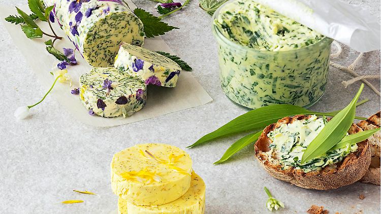 Kräuter-Zitronenbutter mit Blüten, würzige Bärlauchbutter und goldene Löwenzahnbutter.