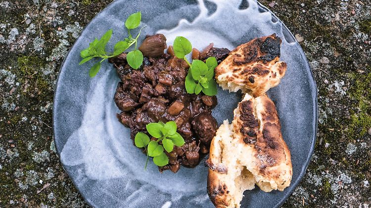 Schmeckt am besten im Herbst am wärmenden Lagerfeuer: Rehragout mit Stockbrot.