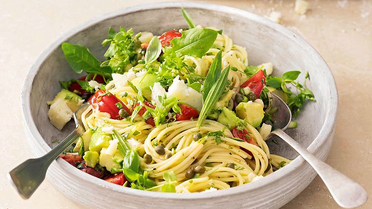 Die Wildkräuter für die Sommer-Pasta wachsen vor allem in der Zeit von Mitte März bis Mitte Juni.