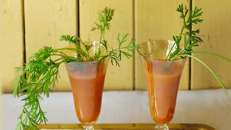 Schmeckt nicht nur zu Ostern: Der Möhren-Orangen-Saft punktet zusätzlich mit frischem Ingwer.