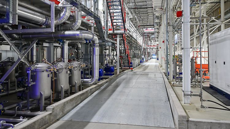 Anlagen der Lackiererei in der Tesla-Fabrik in Grünheide.