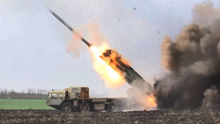 Ein Mehrfachraketenwerfer der russischen Armee in der Ukraine.