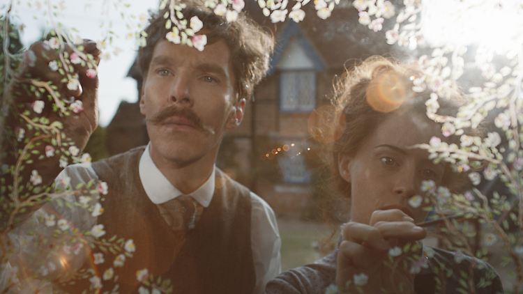 Der Film erzählt auch die tragische Liebesgeschichte von Louis Wain (Benedict Cumberbatch) und Emily Richardson (Claire Foy).