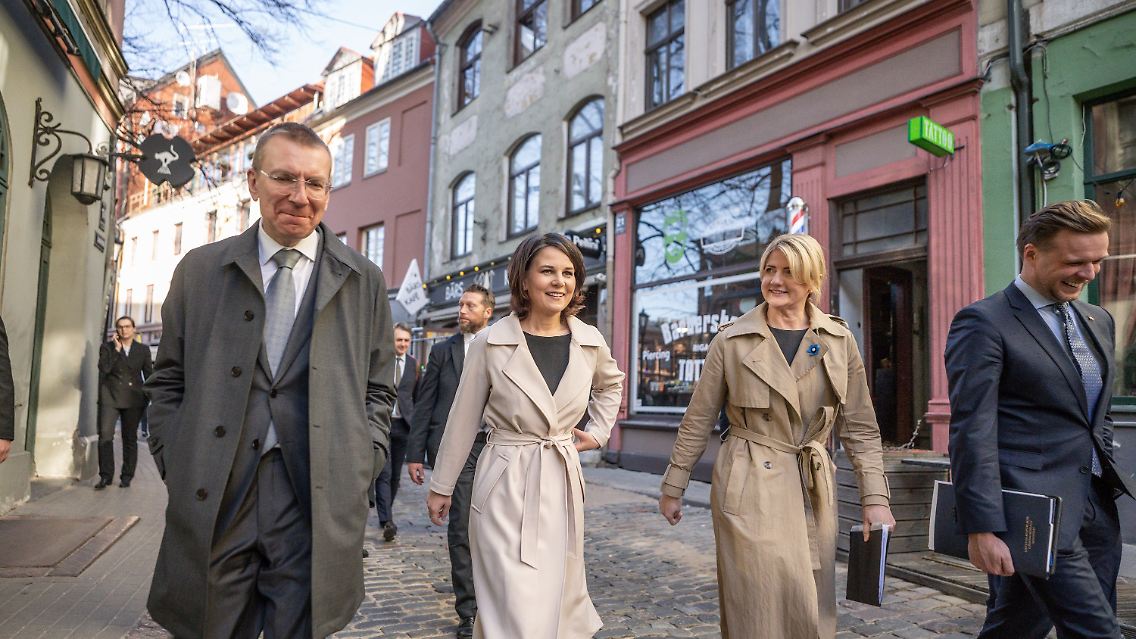 Annalena Baerbock (2.v.l.) ist auf Baltikum-Reise, hier in der lettischen Hauptstadt Riga mit den Außenministern der drei baltischen Staaten.