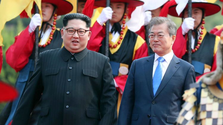 Schrieben sich "Freundschaftsbriefe": Machthaber Kim Jong Un (l.) und Präsident Moon Jae-in.