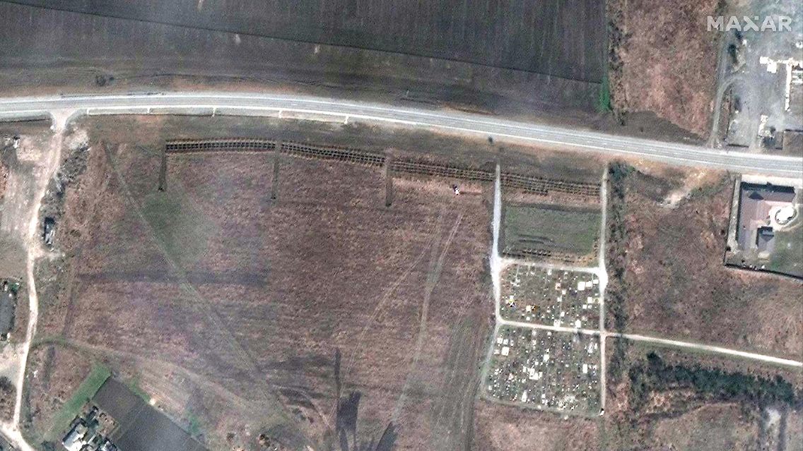Dieses von Maxar Technologies zur Verfügung gestellte Satellitenfoto vom 3. April soll Massengräber in Manhusch parallel zum Straßenverlauf zeigen.