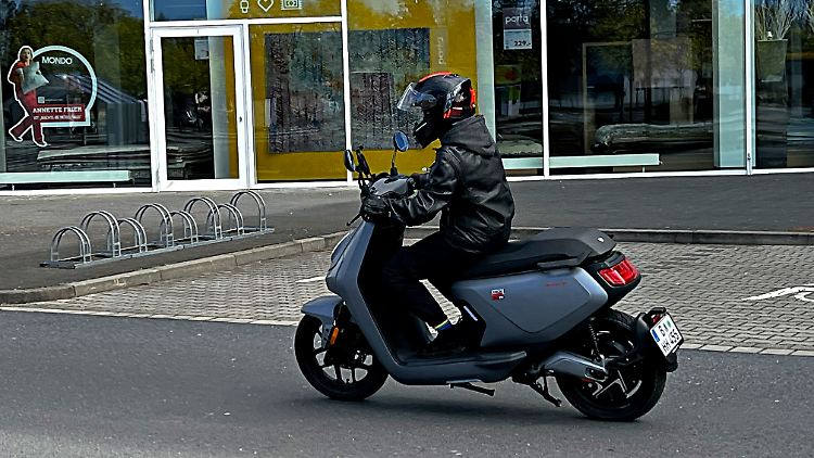 Drei Fahrmodi mit unterschiedlichen Endgeschwindigkeiten stehen beim Fahren eines NIU MQi GT EVO zur Verfügung.