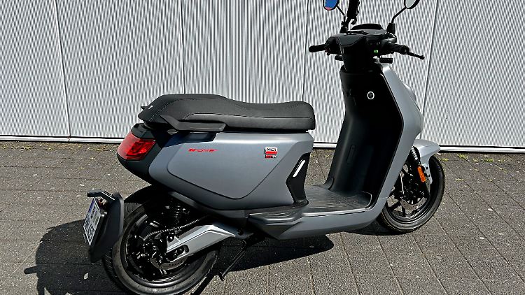 Mit bis zu 100 Kilometern Reichweite ist der NIU MQi GT EVO im Segment der Elektroroller ein echter Langläufer.