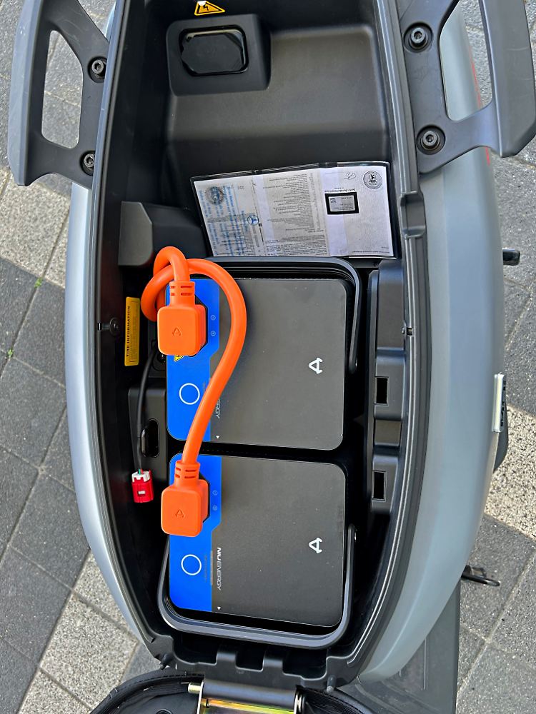 Die zwei Akkus des NIU MQi GT EVO sind unter der Sitzbank verstaut und wiegen jeweils 14 Kilogramm.