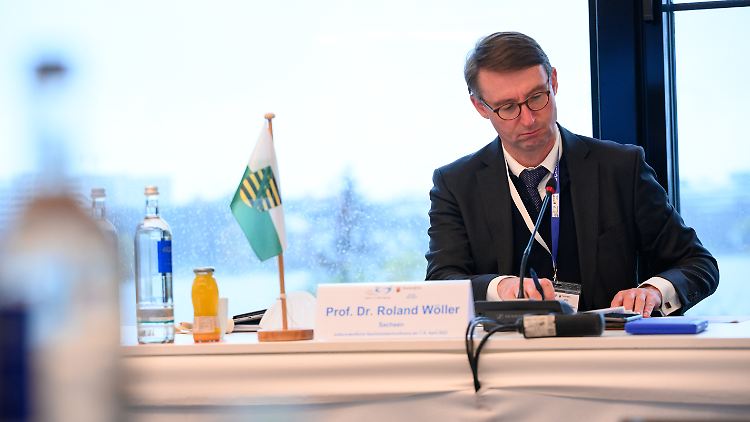 In den vergangenen Tagen nahm der Druck auf Sachsens Innenminister Wöller stark zu.