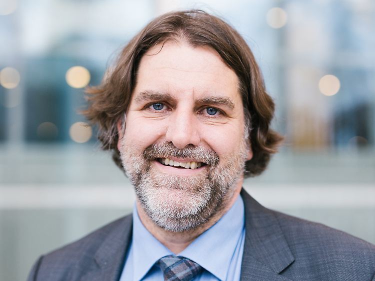 Andreas Löschel ist Professor für Umwelt- und Ressourcenökonomik an der Ruhr-Universität Bochum sowie Senior Fellow am Alfried Krupp Wissenschaftskolleg in Greifswald. Er ist Vorsitzender der Expertenkommission "Energie der Zukunft" und Leitautor des Weltklimarats (IPCC).