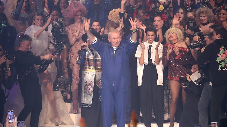 Jean Paul Gaultier bei seiner letzten Modenschau am 22. Januar 2020 - aber so ganz aus dem Modezirkus verabschiedet hat er sich doch nicht.