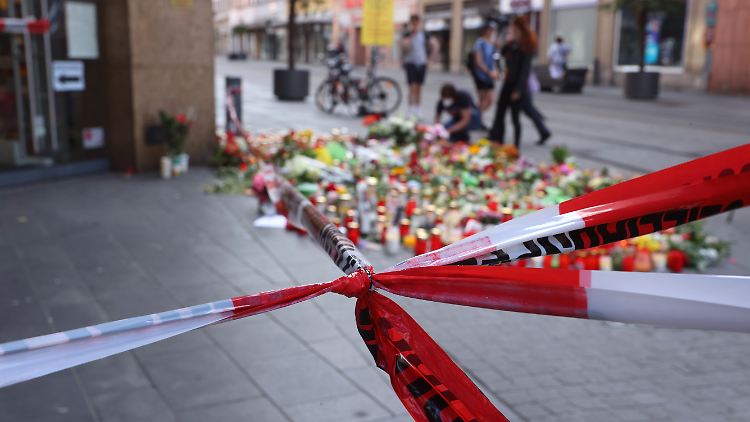 Fraglich ist, weshalb der bekanntlich an Schizophrenie leidende Täter nicht längst in einer geschlossenen Psychiatrie saß.
