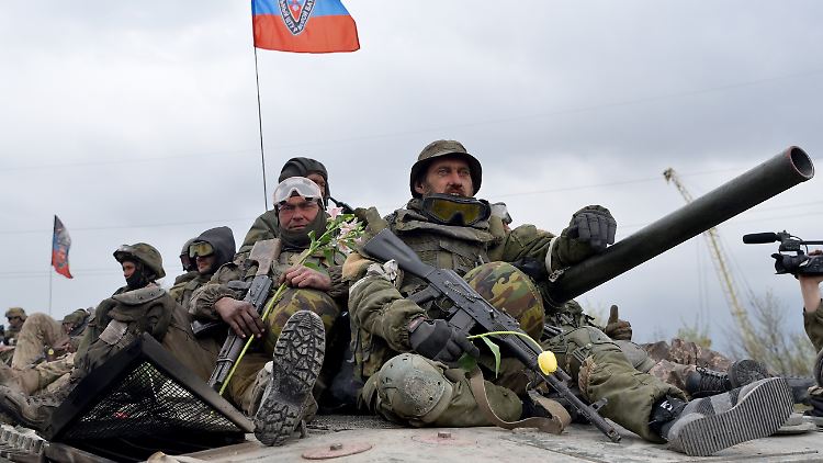 Kämpfer der selbsternannten "Volksrepublik" Donezk bei ihrer Verlegung aus Mariupol. 