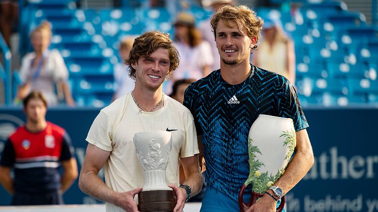 Rublew (links) und Zverev nach dem Finale des Turniers in Cincinnati im Herbst 2021.