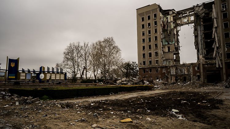 Ein Denkmal für die gefallenen Soldaten des Donbass-Krieges von 2014 steht in Mykolajiw in der Nähe des zerstörten Gebäudes der staatlichen Regionalverwaltung. 