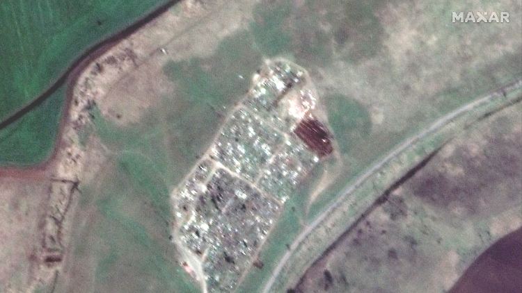 Dieses von Maxar Technologies zur Verfügung gestellte Satellitenfoto soll eine Erweiterung der Gräber auf einem Friedhof bei Wynohradne rechts im Bild am 15.04.2022 zeigen.