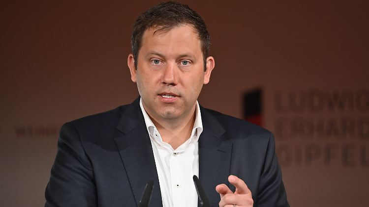 "Die Union sucht ihre Rolle in der Opposition. Das merkt man", sagt SPD-Chef Lars Klingbeil. 