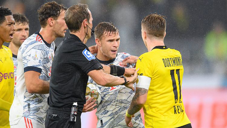 Marco Reus und Joshua Kimmich bei einer liebevoll betreuten Unterhaltung im Jahr 2021. 
