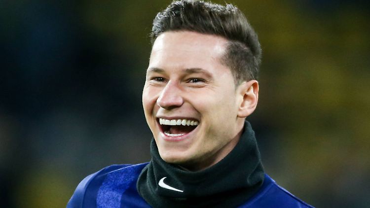 Fußball-Nationalspieler Julian Draxler teilt sein Glück.