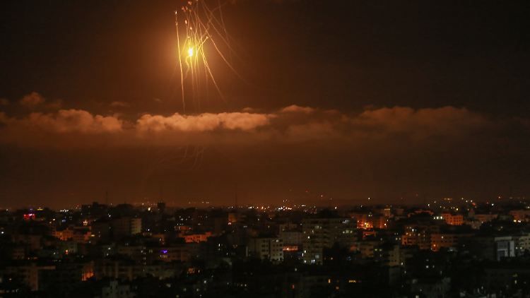 Das Abwehrsystem Iron Dome ("Eiserne Kuppel") in Aktion über dem israelischen Grenzgebiet zum Gaza-Streifen. 