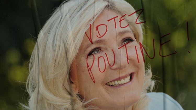 "Wählt Putin", steht auf diesem Wahlplakat von Marine Le Pen unmissverständlich geschrieben.